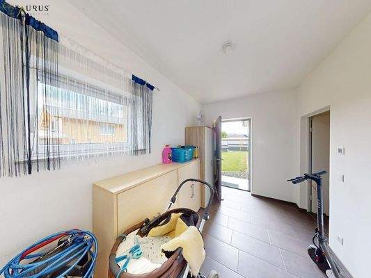 angrenzendes Büro/Abstellraum