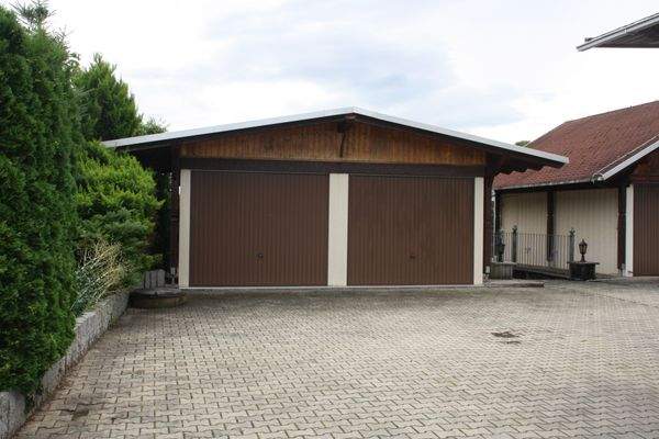 Doppelgarage mit Zufahrt