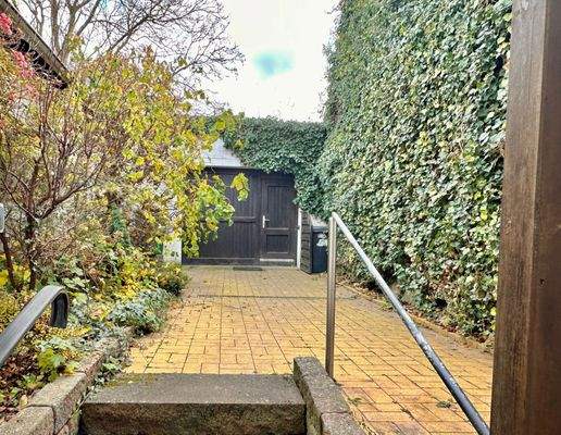 Blick zum hinteren Tor und zur Garage