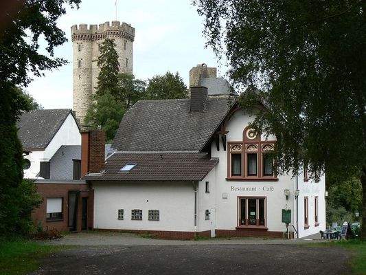 Haus mit Burg an Rückseite