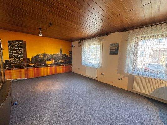 Abstellraum neben Hoftor | Blick auf Fenster Richtung Straße