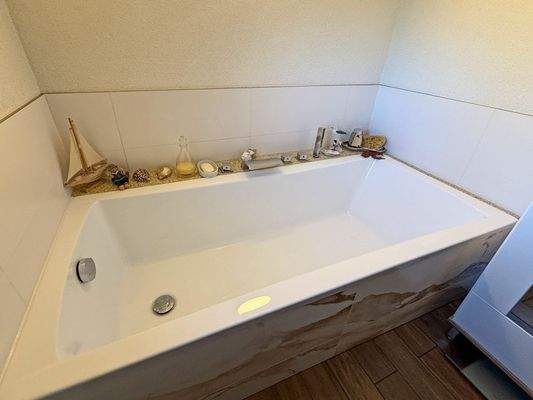 Bad mit Wanne und ...