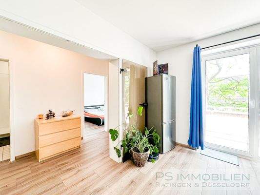 Wohnzimmer mit Tür zum Balkon