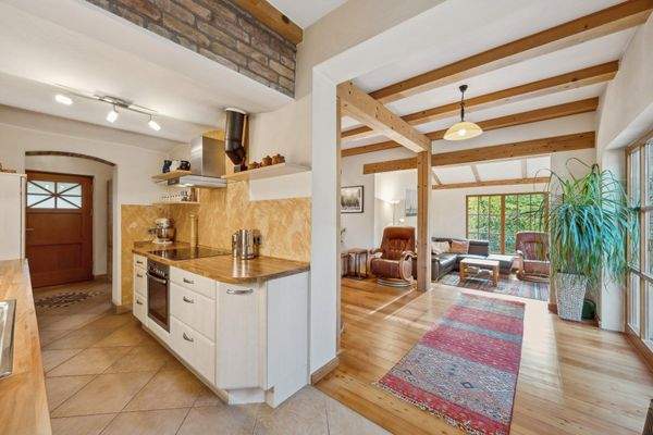 Küche mit Glindower Ziegel - Blick in den Wohnbereich