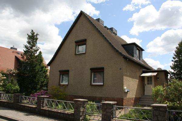 Wohnhaus Vorder- und Westseite Straßenansicht!