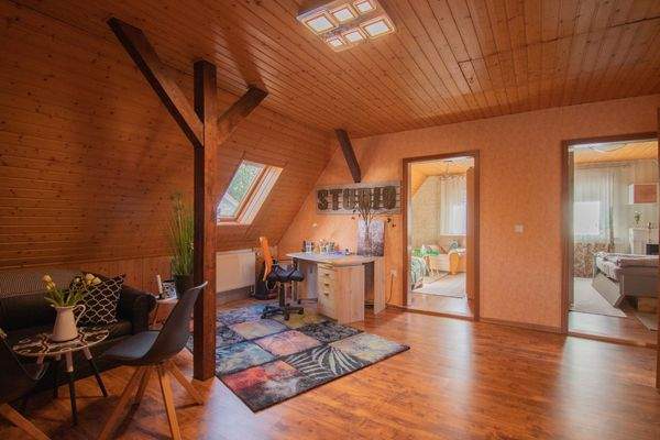 Galerie im Dachgeschoss mit Sicht auf zwei Zimmer