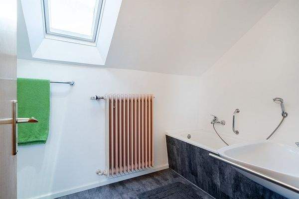 Renoviertes Bad im Dachgeschoss
