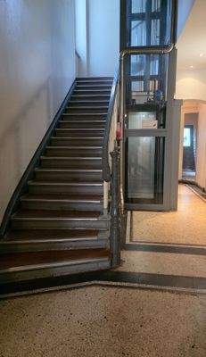 Treppenhaus und Lift im EG