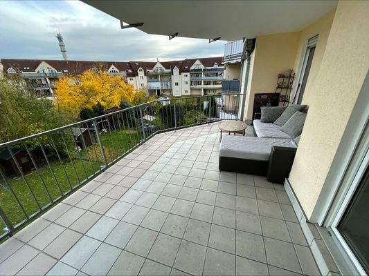 Mit großem Balkon...