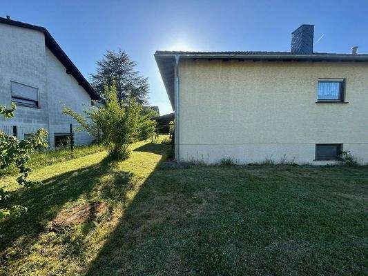 Garten und Seitenansicht Haus