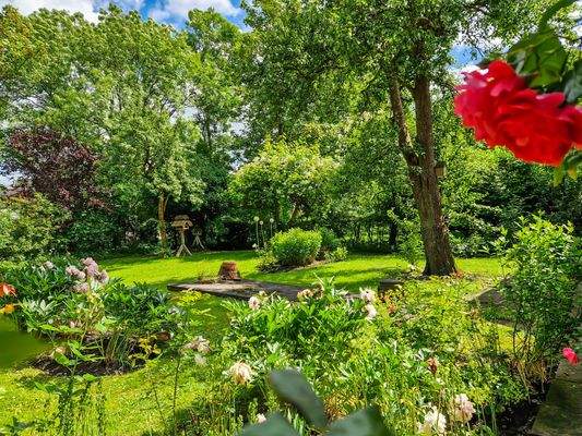 Eingewachsener und privater Garten