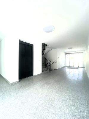Eingangsbereich mit Aufzug