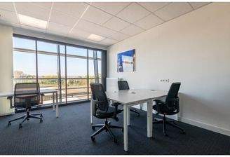 Büroraum - Panoramablick über Bahnhof