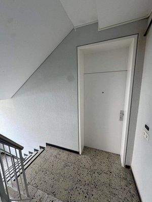25_Eingangstüre Wohnung.jpg