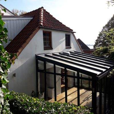 Hausseite mit Wintergarten