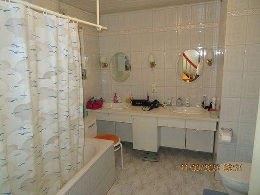 1. OG: Bad (innenliegend) mit Wanne und WC