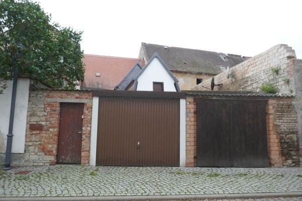 Rückansicht (Garage, Carport, Zugang Innenhof)