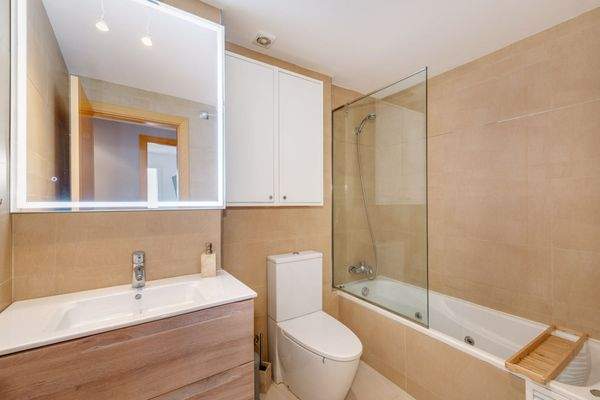 Eines von zwei Badezimmern