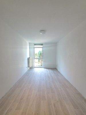 3. Zimmer der Wohnung, weiße Sockelleisten