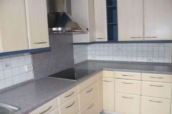 ... mit Einbaumöbel und Elektrogeräten