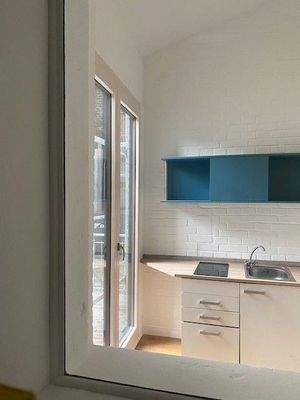 Küche mit Balkontüre