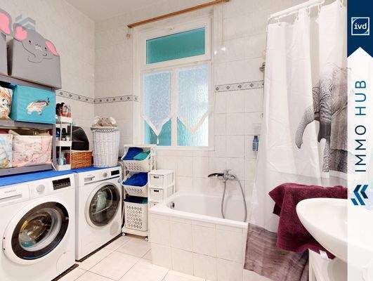 Bad mit Wanne und Fenster