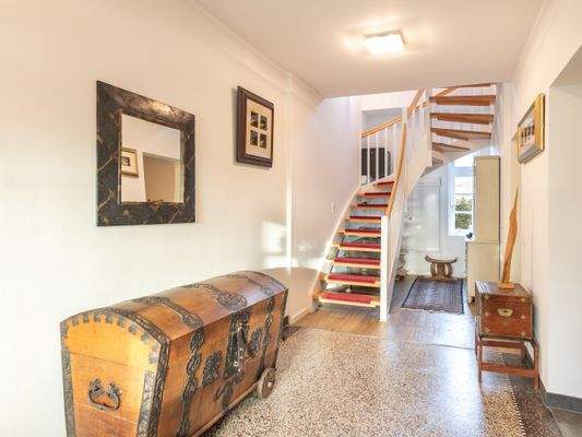 Großzügiger Flur mit originalem Terrazzoboden