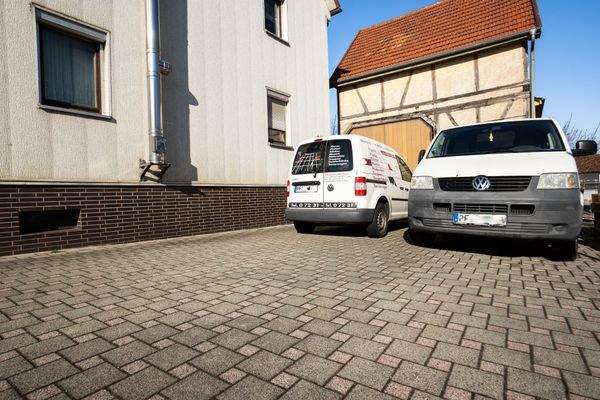 Platz für bis zu 4 Autos