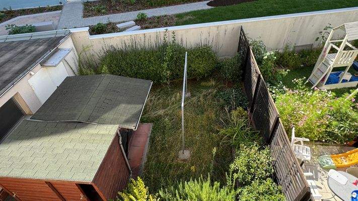 Blick vom Balkon in den Garten 