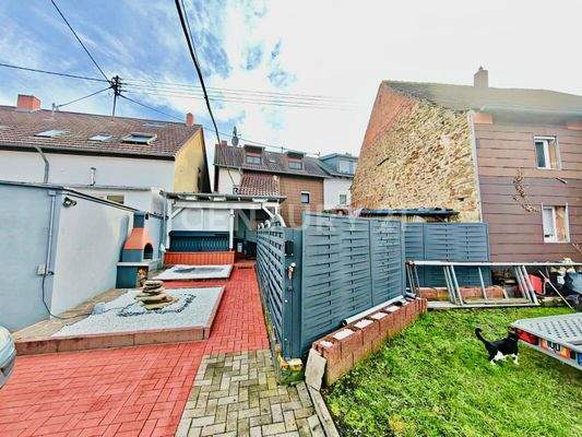 schön angelegte Terrasse hinterm Haus