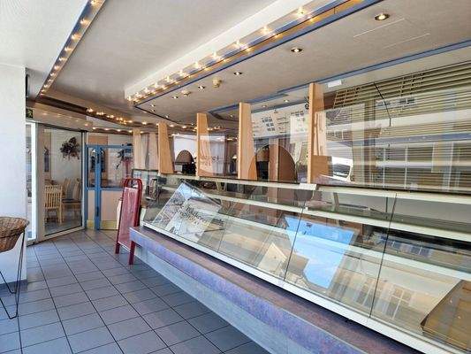 Café - Verkaufstheke - Erdgeschoß