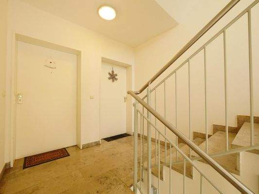  TREPPENHAUS / Wohnung im I. OG