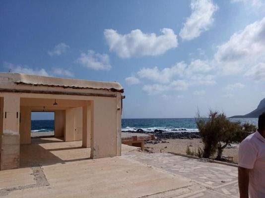 Ein wirklich erstaunliches Grundstück am Meer in Stavros, Chania