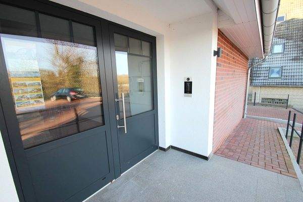 großzügiger Hauseingang mit Video-Sprechanlage