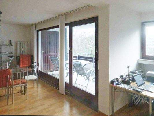 Offener Wohn-Essbereich mit Küche und Zugang zum Balkon