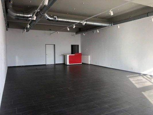 Ladenfläche mit Blick zum Lager/WC