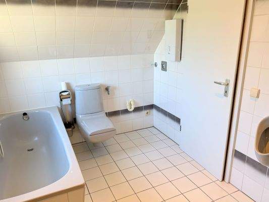 Badewanne und Waschmaschinenanschluss