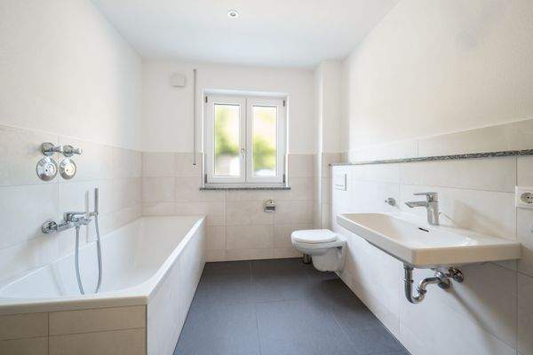 Badezimmer mit Fenster, Badewanne und Dusche