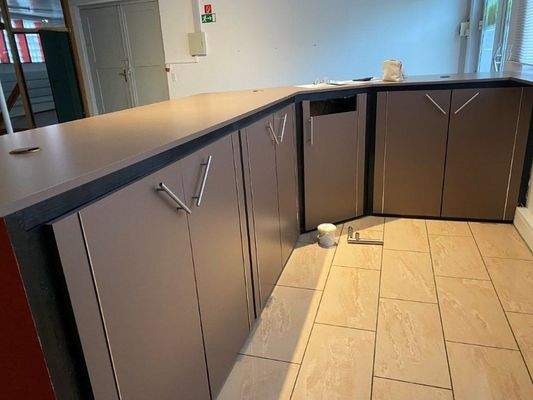 Tresen mit viel Stauraum 