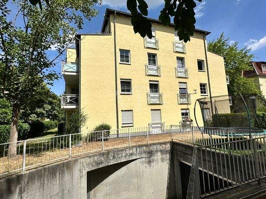 Außenansicht mit Tiefgarageneinfahrt