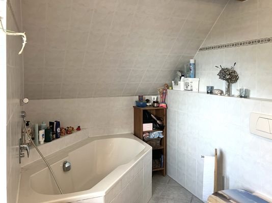 Tageslichtbad mit Wanne im Obergeschoss
