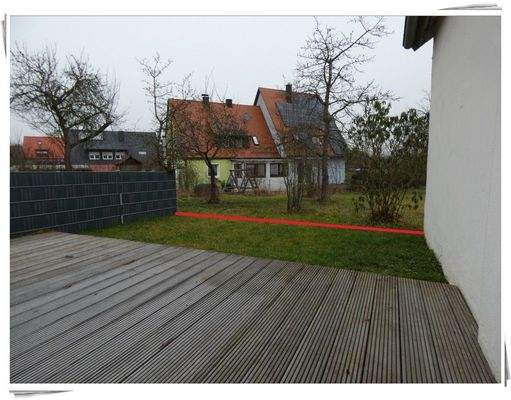 Terrasse und kleine Rasenfläche