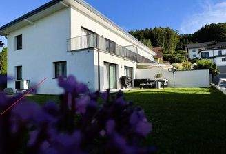 Hausansicht mit Gartengrenze