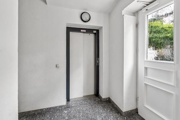 Aufzug im Vordergebäude
