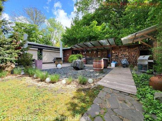 Blick zur Terrasse mit Outdoor-Küche 