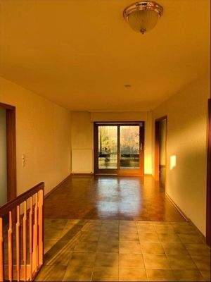 Flur mit Essdiele und Terrassenzugang