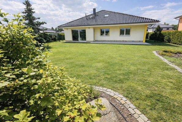 Gartenbereich & Rückseite der Immobilie 