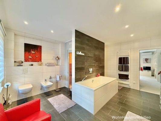 Bad mit Wanne und Dusche