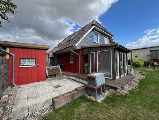 weitere Terrasse mit Schuppen