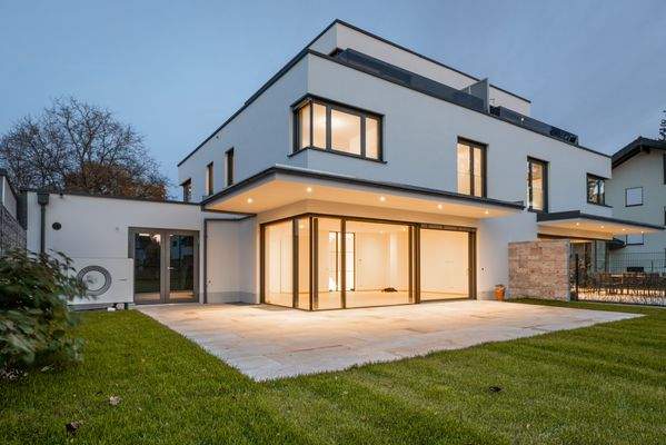 Fassade_oeffnet_sich_weit_in_den_Garten